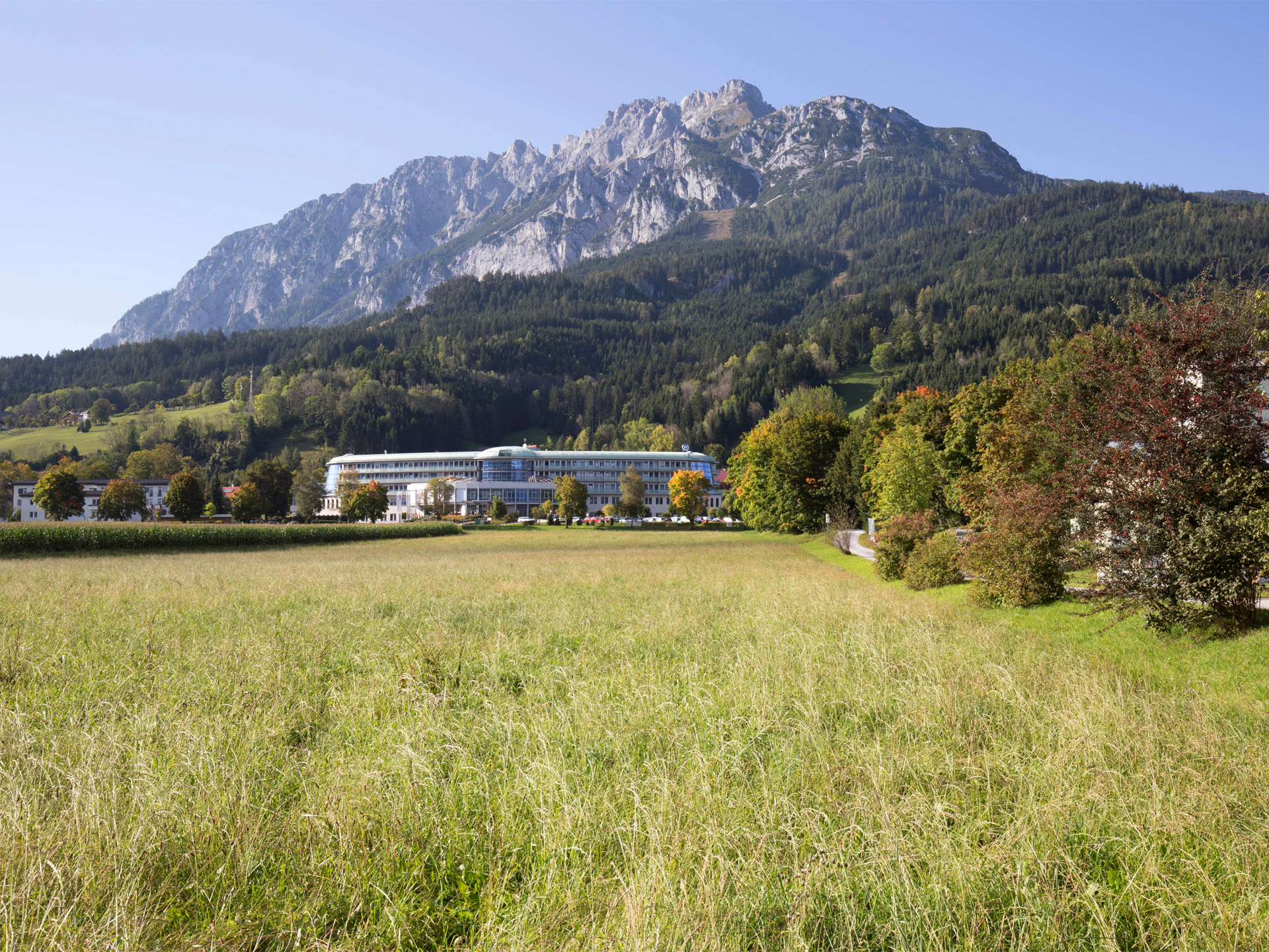 Perspektive auf Reha-Zentrum Gröbming mit Bergen im Hintergrund