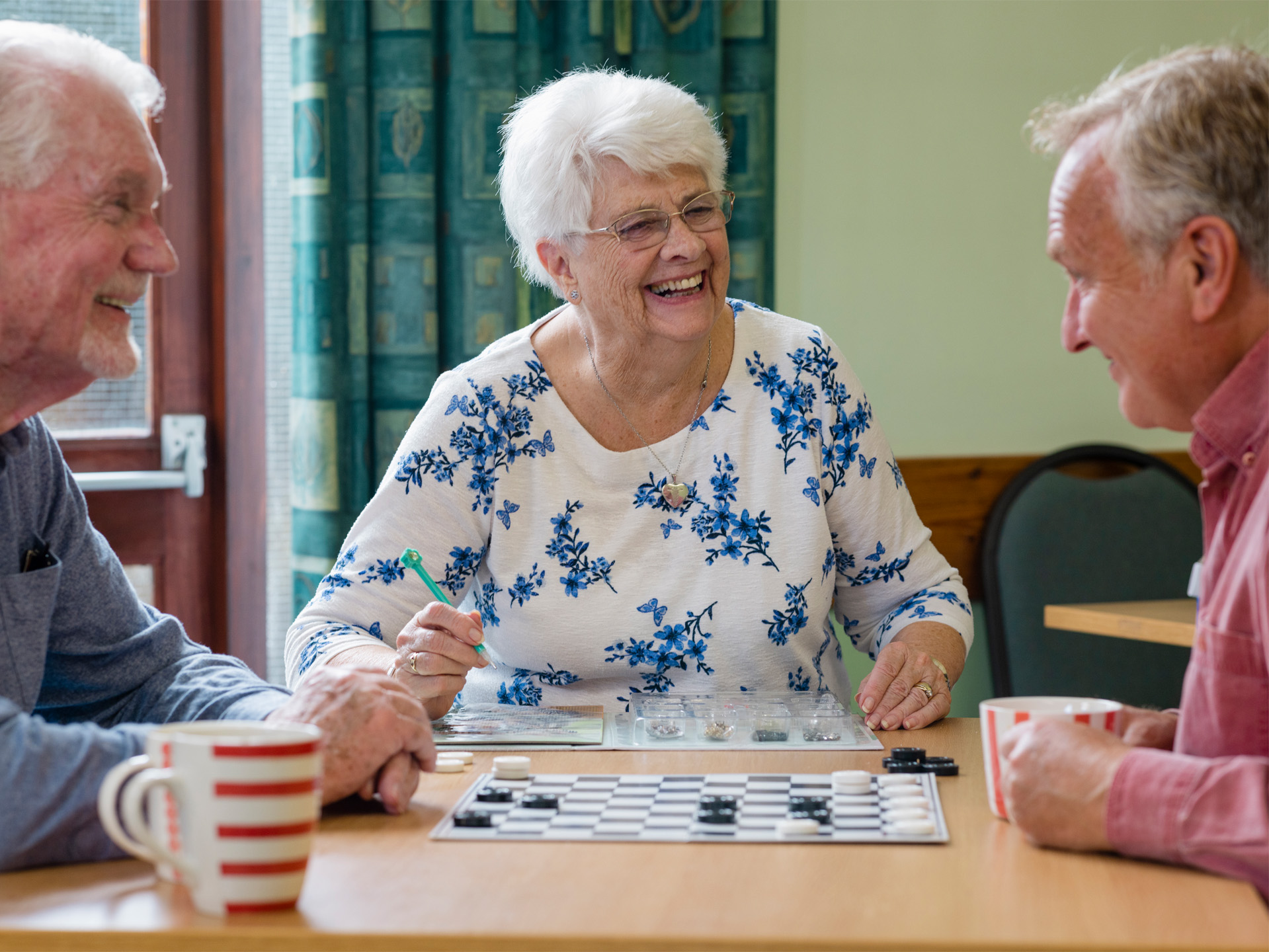 Patient*innen spielen Brettspiel und unterhalten sich